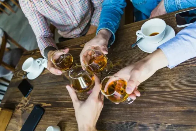 Tradycje i zwyczaje picia koniaku: Jak prawidłowo degustować i cieszyć się smakiem tego alkoholu?