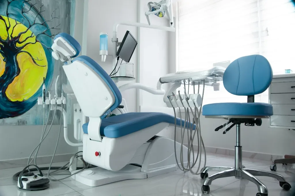 Dlaczego leczenie kanałowe wciąż budzi strach i jak endodoncja pod mikroskopem zmieniła zasady gry?